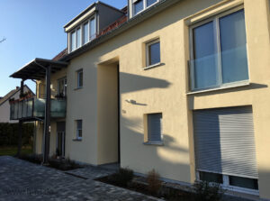 …Bezugsfertig mit vorstehenden Balkons und Gauben