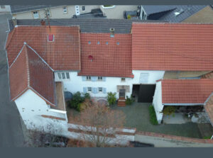 Blick von oben auf den Bestand im oberen Bereich des Grundstücks