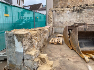 leider kommt es anders als geplant – die Substanz ist so marode, dass sie fast komplett abgerissen werden muss.