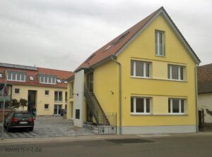 Vorderhaus an der Straße mit Blick in den Hof zum Hinterhaus