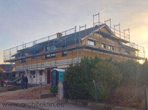 Wetterschutz: Das Dach ist gedeckt, die Fassade gedämmt und die Gauben nehmen Form an
